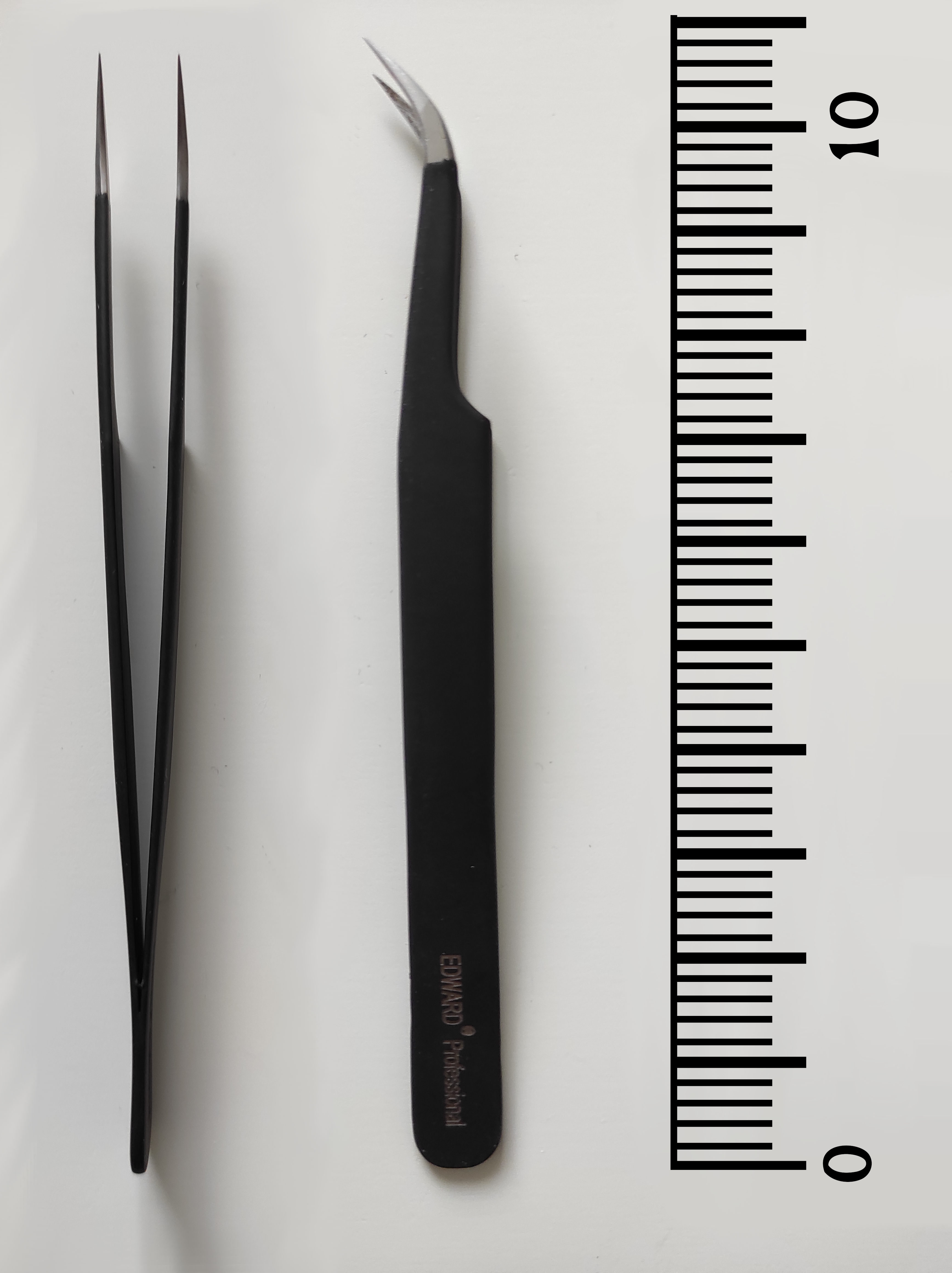 Cosmetic tweezers bent